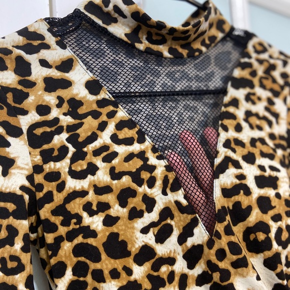 🌸 3 for $15 🌸 Leopard Print Top w/ Mesh Cut-Out - Picture 2 of 3